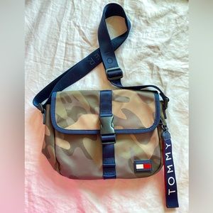 Like new! Tommy Hilfiger Camouflage Crossbody Purse w/ Adjustable Shoulder Strap